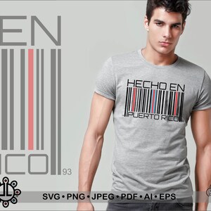 Könnte beinhalten: Ein graues T-Shirt mit dem Text "HECHO EN PUERTO RICO" in einem Barcode-Design. Das kurzärmelige Shirt wird von einer Person getragen. Das Bild enthält auch den Text "SVG • PNG • JPEG • PDF • AI • EPS".