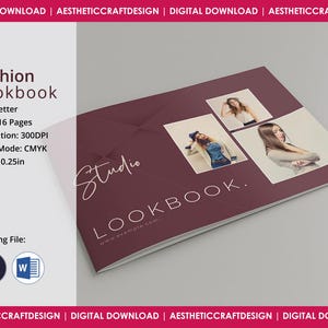 Könnte beinhalten: Ein burgunderfarbenes Mockup eines Mode-Lookbooks mit dem Text "Fashion Lookbook" und "Studio Lookbook" auf dem Cover. Das Lookbook ist im Format A4 und hat 16 Seiten. Das Cover zeigt drei Fotos von Frauen, die verschiedene Outfits tragen.