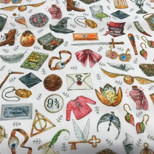 Puede incluir: Una tela blanca con un patrón repetitivo de ilustraciones con temática de Harry Potter. Las ilustraciones incluyen una snitch dorada, una carta de Hogwarts, una varita mágica, un par de gafas, un suéter rojo, un libro, una pluma, una llave, un medallón, una botella de poción, un billete de tren, un reloj, un sombrero de selección, un escudo de casa y una snitch dorada.