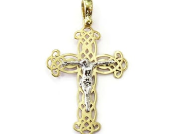 Op de afbeelding: Een gouden en zilveren kruis hanger met een gedetailleerd ontwerp. De hanger toont een figuur van Jezus Christus aan het kruis.