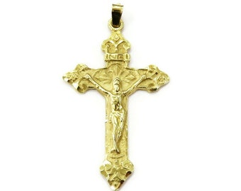 Op de afbeelding: Een gouden kruis hanger met een gedetailleerd ontwerp. Het kruis toont een figuur van Jezus Christus aan het kruis.