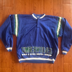 Pode incluir: Um conjunto de três canecas de cerâmica com acabamento salpicado e fosco. As canecas são em tons de creme, cinza claro e cinza escuro. Cada caneca tem um design simples e minimalista, ideal para café ou chá.