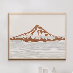 Op de afbeelding: Een ingelijste print van een bergketen met een bruin silhouet van een bergtop op een witte achtergrond met dunne zwarte lijnen.