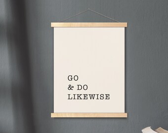 Puede incluir: Una impresión en lienzo enmarcada en madera con el texto "GO & DO LIKEWISE" en letras negras sobre fondo blanco.