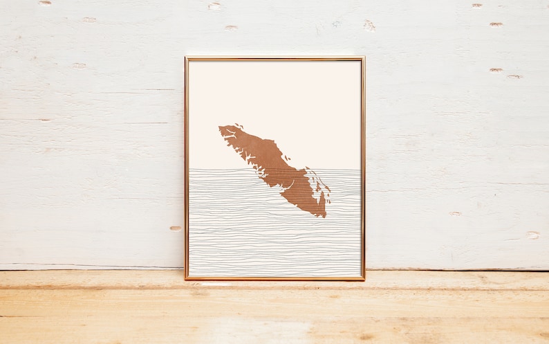 Peut inclure: Une impression encadr&eacute;e d'un contour brun de la province de Colombie-Britannique, Canada, avec un fond blanc et un motif ray&eacute; gris et blanc en bas.