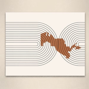 Puede incluir: Impresi&oacute;n de arte abstracto con un contorno marr&oacute;n de una forma de mapa rodeado de c&iacute;rculos negros conc&eacute;ntricos sobre un fondo blanco.
