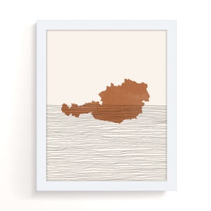 Op de afbeelding: Een minimalistische kunstprint met een bruine omtrek van Oostenrijk op een beige achtergrond met zwarte horizontale lijnen.