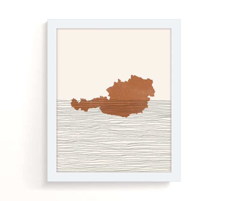Op de afbeelding: Een minimalistische kunstprint met een bruine omtrek van Oostenrijk op een beige achtergrond met zwarte horizontale lijnen.