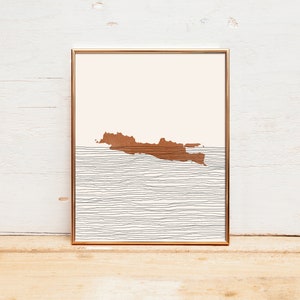 Puede incluir: Una impresi&oacute;n enmarcada de una silueta marr&oacute;n de la isla de Java, Indonesia, sobre un fondo blanco con un patr&oacute;n de finas l&iacute;neas onduladas en gris.