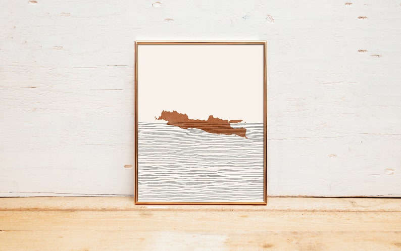 Puede incluir: Una impresi&oacute;n enmarcada de una silueta marr&oacute;n de la isla de Java, Indonesia, sobre un fondo blanco con un patr&oacute;n de finas l&iacute;neas onduladas en gris.