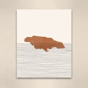 Puede incluir: Una impresi&oacute;n de arte minimalista con un contorno marr&oacute;n de Jamaica sobre un fondo blanco con l&iacute;neas onduladas negras debajo.