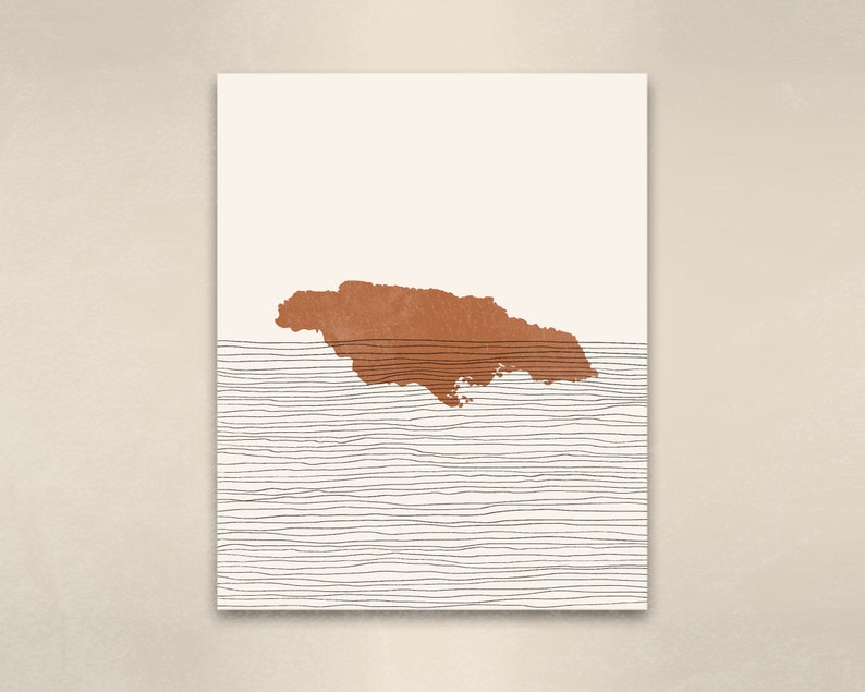Puede incluir: Una impresi&oacute;n de arte minimalista con un contorno marr&oacute;n de Jamaica sobre un fondo blanco con l&iacute;neas onduladas negras debajo.