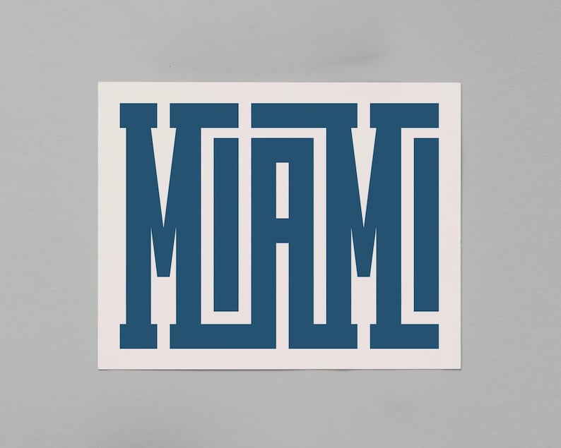 K&ouml;nnte beinhalten: Eine wei&szlig;e Karte mit dem Wort "MIAMI" in fetten, blauen Buchstaben.