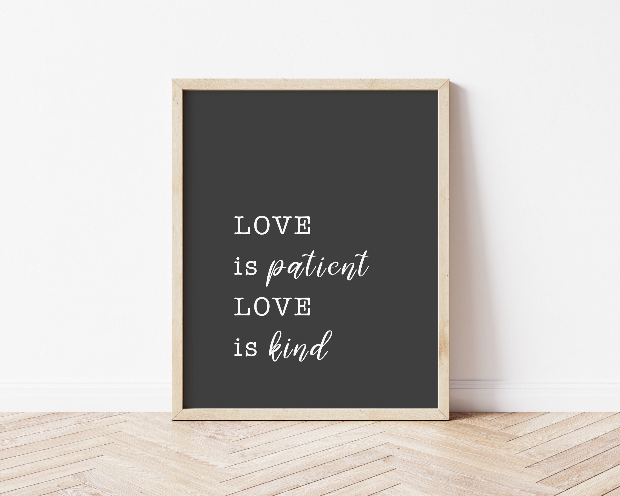 Wandbanner 'Love Is Patient' – Minimalistische Christliche Wanddekoration Aus Baumwoll-Leinen, Mit Holzstab, Bauernhaus-Stil
