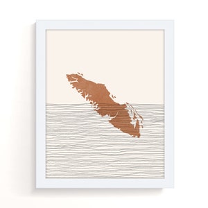 Peut inclure: Une impression d'art minimaliste repr&eacute;sentant un contour de l'&icirc;le de Vancouver de couleur cuivre sur un fond de fines lignes noires ressemblant &agrave; des vagues.
