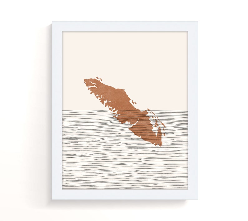 Peut inclure: Une impression d'art minimaliste repr&eacute;sentant un contour de l'&icirc;le de Vancouver de couleur cuivre sur un fond de fines lignes noires ressemblant &agrave; des vagues.