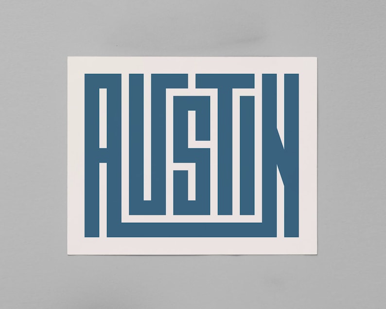 K&ouml;nnte beinhalten: Ein blauer und wei&szlig;er Druck des Wortes "Austin" in einer stilisierten Schriftart. Die Buchstaben bestehen aus Linien und Formen, die ein geometrisches Muster bilden.