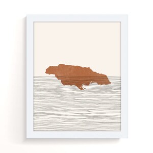 Puede incluir: Una impresi&oacute;n de arte minimalista con una silueta marr&oacute;n de Jamaica sobre un fondo crema con l&iacute;neas negras que se asemejan a olas.