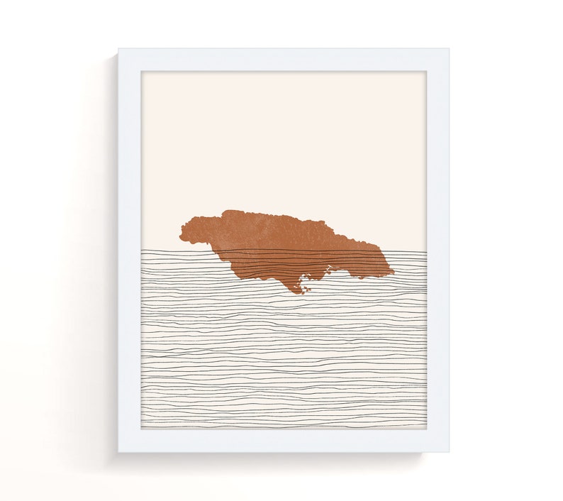 Puede incluir: Una impresi&oacute;n de arte minimalista con una silueta marr&oacute;n de Jamaica sobre un fondo crema con l&iacute;neas negras que se asemejan a olas.