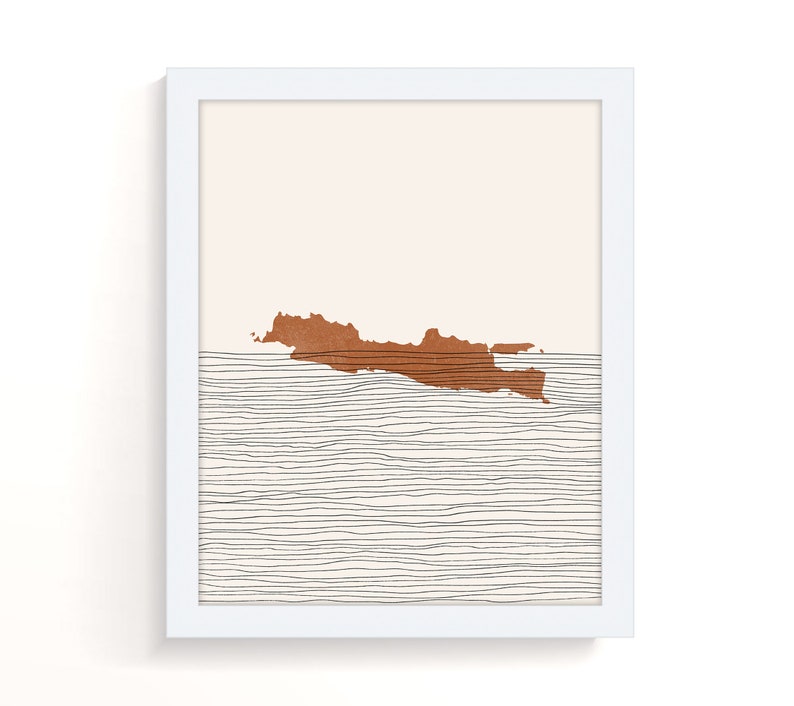 Puede incluir: Impresi&oacute;n de arte abstracto con una forma marr&oacute;n que se asemeja a una isla sobre un fondo blanco con l&iacute;neas negras que se asemejan a olas.