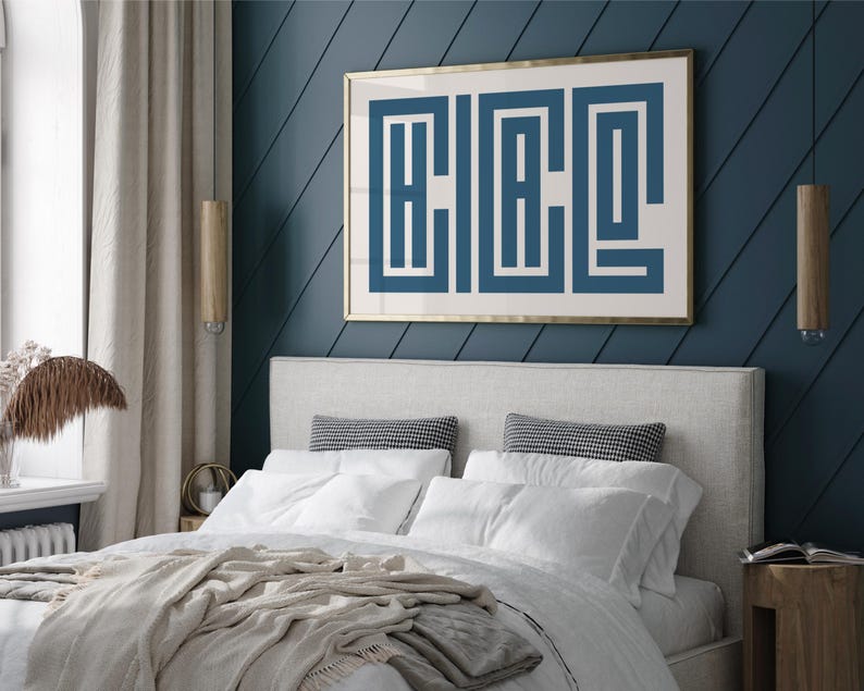 Puede incluir: Un dormitorio con una cabecera blanca y una obra de arte enmarcada con estampado geom&eacute;trico blanco y azul en una pared azul oscuro. La cama est&aacute; hecha con ropa de cama blanca y una manta beige.