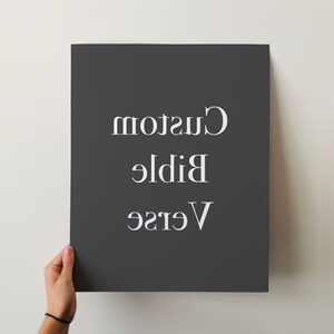 Puede incluir: Un póster gris oscuro con texto blanco que dice "Verse Bible Custom".
