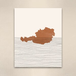 Op de afbeelding: Een minimalistische kunstprint met een bruine omtrek van Oostenrijk op een witte achtergrond met zwarte horizontale lijnen.