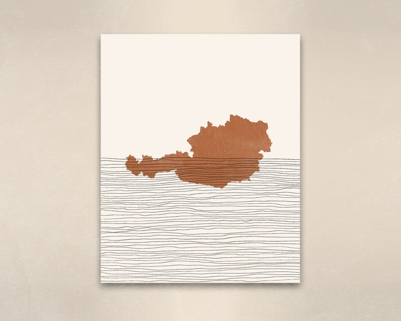 Op de afbeelding: Een minimalistische kunstprint met een bruine omtrek van Oostenrijk op een witte achtergrond met zwarte horizontale lijnen.