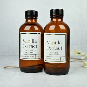 Puede incluir: Dos botellas de vidrio &aacute;mbar de extracto de vainilla con tapas negras. Cada botella tiene una etiqueta blanca con letras doradas que dice "Vanilla Extract" y "With Love, Smith Family". La etiqueta tambi&eacute;n indica "100% Pure & Natural" y "8 oz".