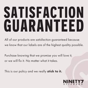 Puede incluir: Gr&aacute;fico con las palabras "SATISFACCI&Oacute;N GARANTIZADA" en negrita negra. Debajo, el texto explica la pol&iacute;tica de garant&iacute;a para las etiquetas. El logotipo de NINETY7 STICKERS est&aacute; en la parte inferior, con un icono de marca de verificaci&oacute;n.