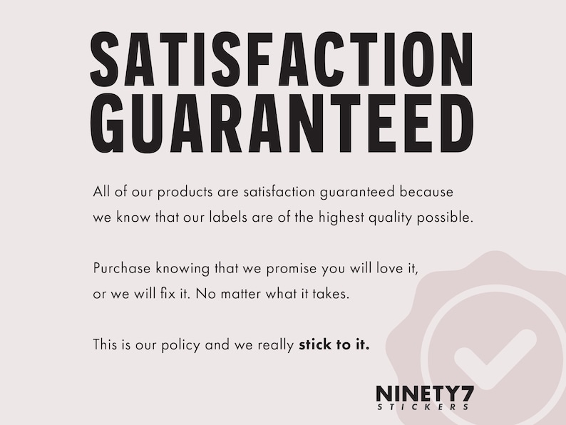 Puede incluir: Gr&aacute;fico con las palabras "SATISFACCI&Oacute;N GARANTIZADA" en negrita negra. Debajo, el texto explica la pol&iacute;tica de garant&iacute;a para las etiquetas. El logotipo de NINETY7 STICKERS est&aacute; en la parte inferior, con un icono de marca de verificaci&oacute;n.