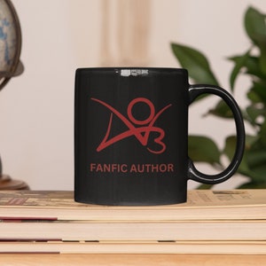 K&ouml;nnte beinhalten: Schwarze Keramiktasse mit einem roten Logo, auf dem "fanfic author" steht, und einem roten, stilisierten Design.