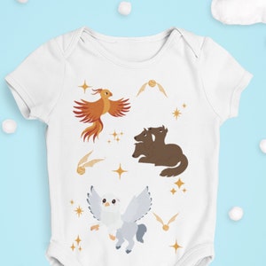 Kleiner Zauberer / Hexe Magie Säugling Fein Jersey Body Kleinkind T-Shirt Schnatz Phoenix Hippogreif Fluffy Cerberus Hund 16 Farben