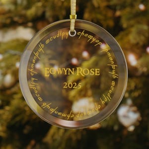 Gepersonaliseerde kerstornament met elfentekst, aangepaste glazen LoTR-ornamenten met namen en datum, op hobbits geïnspireerd ornament voor liefhebbers van fantasie