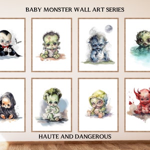Pu&ograve; includere: Una serie di otto stampe ad acquerello incorniciate con mostri neonati. L'opera d'arte include un baby vampiro, il mostro di Frankenstein, un lupo mannaro, una creatura della palude, un baby Grim Reaper, un bambino con i capelli a broccoli, uno zombie neonato e un baby demone. Il testo "BABY MONSTER WALL ART SERIES" e "HAUTE AND DANGEROUS" sono visibili.