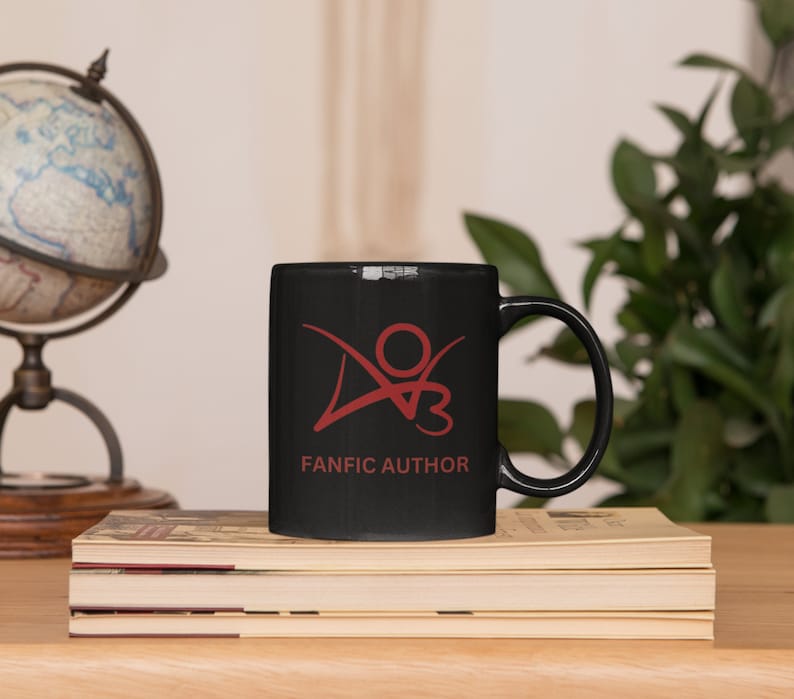 K&ouml;nnte beinhalten: Schwarze Keramiktasse mit einem roten Logo, auf dem "fanfic author" steht, und einem roten, stilisierten Design.