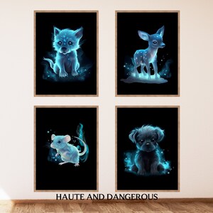 Può includere: Quattro stampe incorniciate con illustrazioni di animali blu luminosi su sfondo nero. Gli animali sono un cucciolo di lupo, un cerbiatto, un topo e un cucciolo. Il testo "HAUTE AND DANGEROUS" è stampato sotto le immagini.
