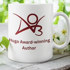 K&ouml;nnte beinhalten: Eine wei&szlig;e Keramiktasse mit einem roten Logo und dem Text "Hugo Award-winning Author".