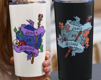 Spersonalizowane kubki podróżne DnD z imieniem - personalizowany kubek klasowy Dungeons Dragons Spersonalizowane prezenty klasowe D&D z kostkami Spersonalizowany prezent świąteczny