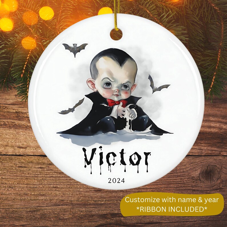 Pu&ograve; includere: Ornamento natalizio in ceramica bianca con un bambino vampiro dei cartoni animati con mantello nero e papillon rosso. L'ornamento ha il nome "Victor" e l'anno "2024", con sagome di pipistrelli. Un nastro dorato &egrave; attaccato per appenderlo.