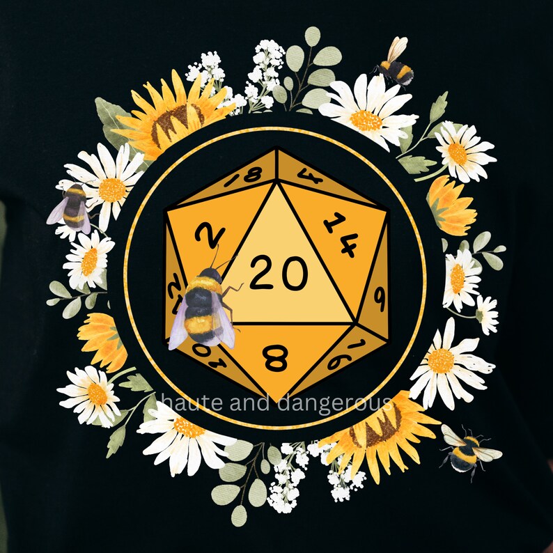 Może przedstawiać: Czarny T-shirt z ż&oacute;łtą 20-ścienną kostką do gry otoczoną ż&oacute;łtymi i białymi kwiatami i pszczołami. Tekst "haute and dangerous" jest nadrukowany pod kostką.