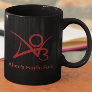 K&ouml;nnte beinhalten: Schwarze Keramiktasse mit rotem Logo und dem Text "Alice's Fanfic Fuel".