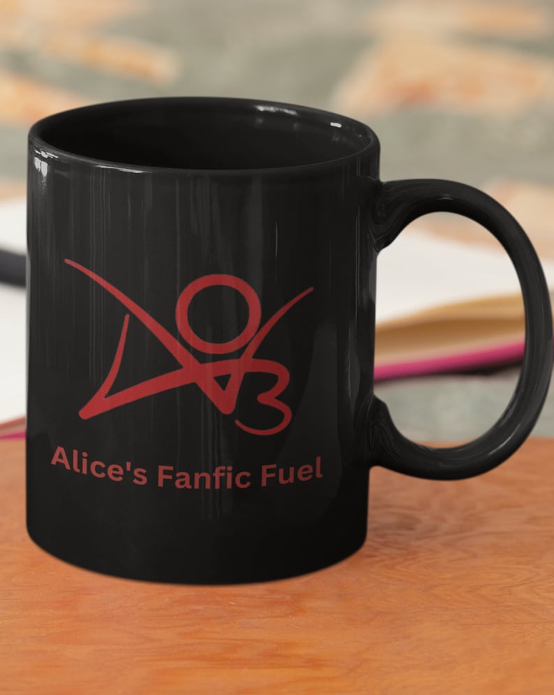 K&ouml;nnte beinhalten: Schwarze Keramiktasse mit rotem Logo und dem Text "Alice's Fanfic Fuel".