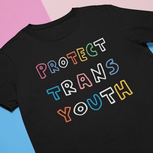 トランスジェンダーの若者を守るTシャツ：LGBTQの権利を擁護するユニセックスTシャツ