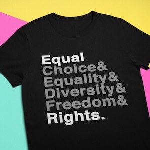 Puede incluir: Camiseta negra con el texto "Equal Choice & Equality & Diversity & Freedom & Rights."