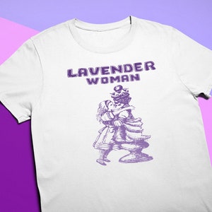 Lawendowa kobieta Alicja kreskówka | Kraina Czarów Gay Lgbtq Remix Vintage Lesbijka Francuski pocałunek Miłość | Koszulka unisex