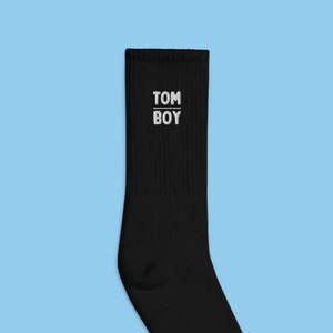TOMBOY Chaussettes brodées | Fluide de genre non binaire Ils / Eux LGBTQ Gay Pride portent une tenue queer