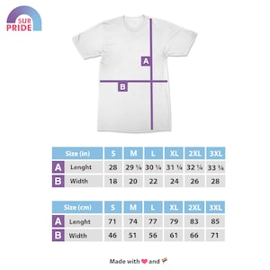 Pu&ograve; includere: Tabella delle taglie per una t-shirt con misure in pollici e centimetri. La tabella mostra la lunghezza e la larghezza della t-shirt in diverse taglie, dalla S alla 3XL.