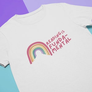 La lecture est une chemise fondamentale | Drag Race Paris brûle Queer Gay Queen vintage Rainbow | T-shirt unisexe blanc à manches courtes