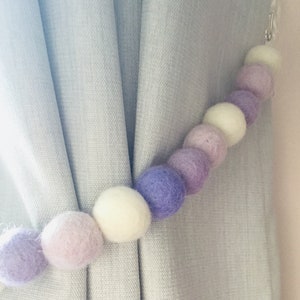 Fermatende con palline di feltro arcobaleno lilla pastello / fermatende con pompon lilla pastello / fermatende